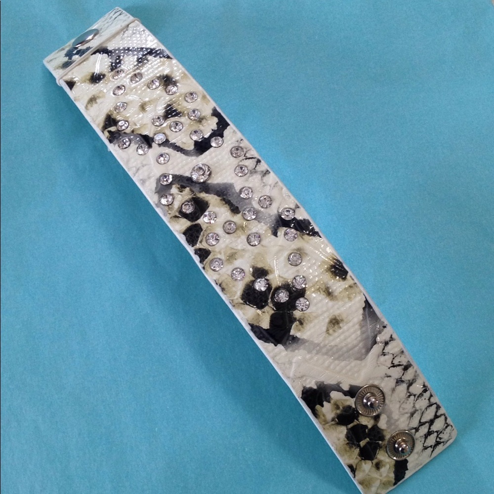 NEW Retro Bracelet Wide Band Cuff White Faux Snakeskin Leather Bling 39 Crystals - Picture 7 of 8
